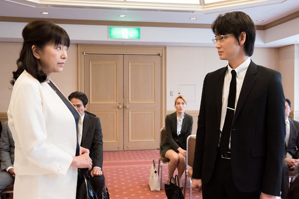 第2話では、かたせ梨乃演じる太陽ベッドの中森社長が登場