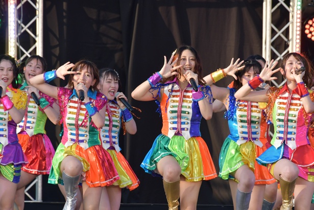 チームKⅡは古畑奈和(前列中央)がセンターを務め、「兆し」を歌った