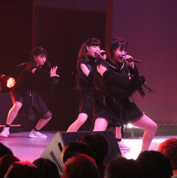 There There Theresのカイ、有坂玲菜、平澤芽衣、朝倉みずほ、小島ノエが8月5日、「TOKYO IDOL FESTIVAL 2018」(8月3日~5日、お台場・青海周辺エリア)のDOLL FACTORYに出演した
