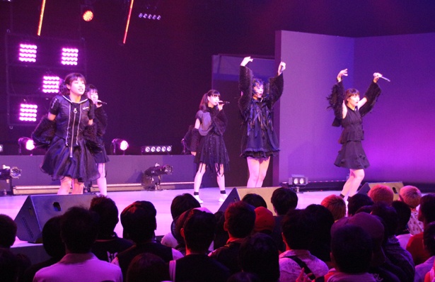 There There Theresのカイ、有坂玲菜、平澤芽衣、朝倉みずほ、小島ノエが8月5日、「TOKYO IDOL FESTIVAL 2018」(8月3日~5日、お台場・青海周辺エリア)のDOLL FACTORYに出演した