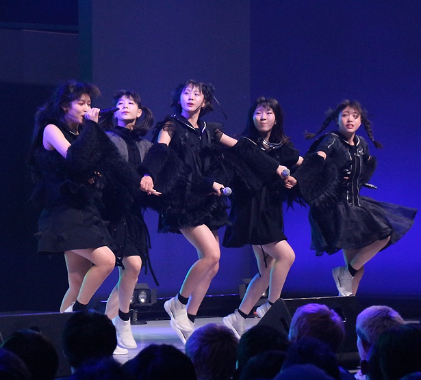 There There Theresのカイ、有坂玲菜、平澤芽衣、朝倉みずほ、小島ノエが8月5日、「TOKYO IDOL FESTIVAL 2018」(8月3日~5日、お台場・青海周辺エリア)のDOLL FACTORYに出演した