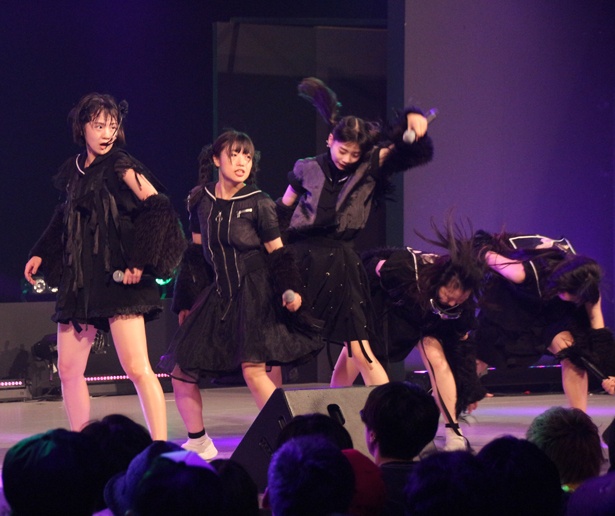 There There Theresのカイ、有坂玲菜、平澤芽衣、朝倉みずほ、小島ノエが8月5日、「TOKYO IDOL FESTIVAL 2018」(8月3日~5日、お台場・青海周辺エリア)のDOLL FACTORYに出演した