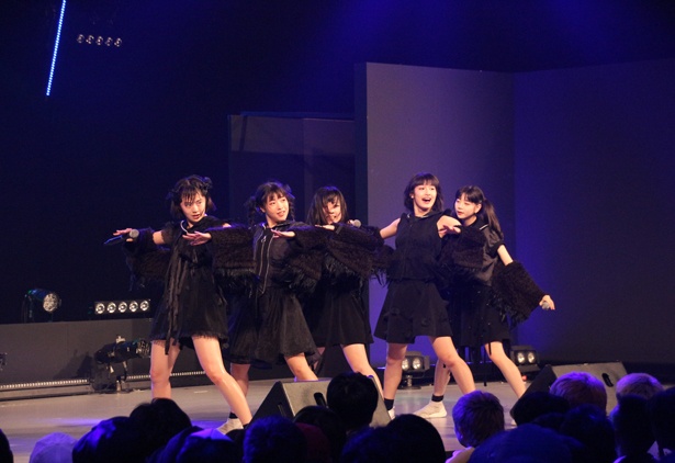 There There Theresのカイ、有坂玲菜、平澤芽衣、朝倉みずほ、小島ノエが8月5日、「TOKYO IDOL FESTIVAL 2018」(8月3日~5日、お台場・青海周辺エリア)のDOLL FACTORYに出演した