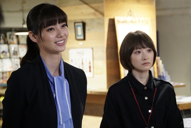 主人公・春を演じる新川優愛と、春と共にアイドルのプロデュースを担う間野あかり役の生駒里奈(左から)
