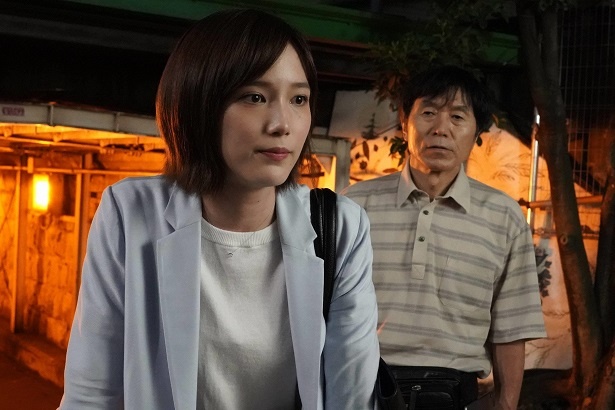 小田切(本田翼)と田村(平田満)