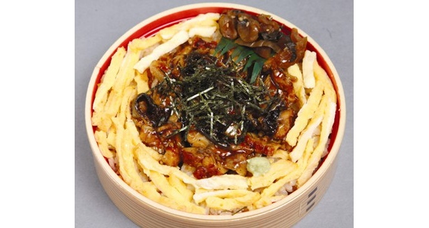 コンビニでは珍しいひつまぶし風の「うなぎめしひつまぶし風」(880円/am/pm)
