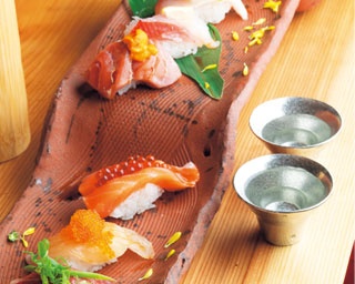 寿司をつまみながらの“ちょい飲み”にぴったり！難波「鮨バル ばんざい」