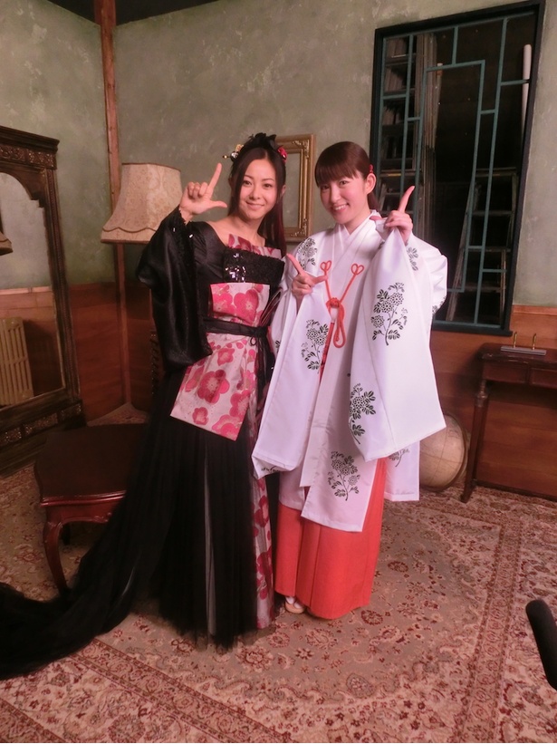 【写真を見る】ミュージックビデオで共演した倉木麻衣と小松未可子…衣装もキュート!