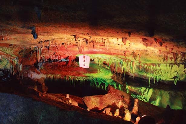 【羅漢窟】洞窟の中をのぞくと、岩盤の上に点々とある石筍が羅漢(らかん)像のように見える/面不動鍾乳洞