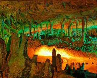 ライトアップされた岩が幻想的！関西最大級の天然クーラー「面不動鍾乳洞」