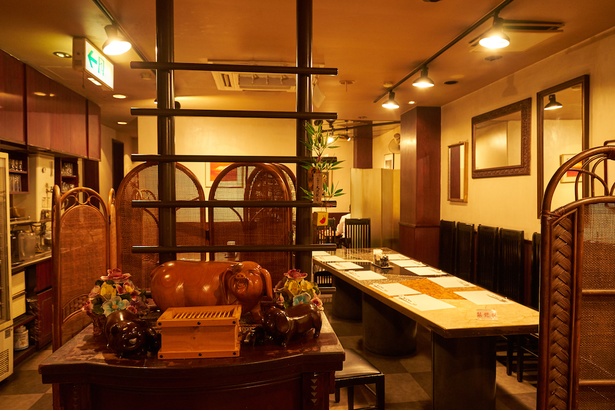 落ち着いた雰囲気の店内。入ってすぐに有名人の写真やサインがずらり！大人数でも入れる広い店内だ