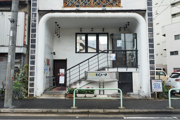 鶴舞公園から西へ1本道を挟んだ場所にある縦長の店が目印