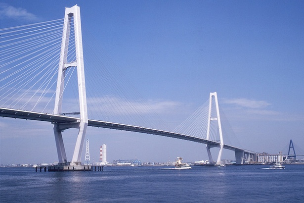三橋の中央に位置する、名港中央大橋 