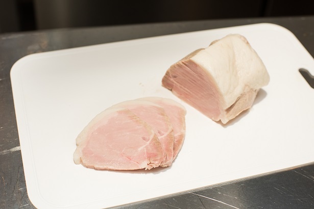東京ではなかなか味わえない能登豚を使ったチャーシュー。脂身がしっかり付いているが、とろける甘さでくどさはまったくない