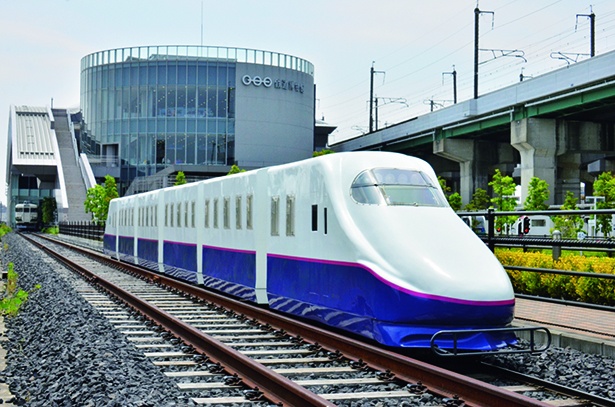 E2系新幹線“はやて”を模した28人乗りミニ新幹線