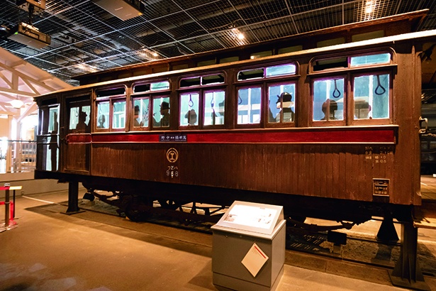 甲武鉄道の初期に製造され、国鉄電車の元祖といわれるハニフ1形客車の車体に、明治期をイメージした、当時の人々の姿や移ろう季節の映像を投影
