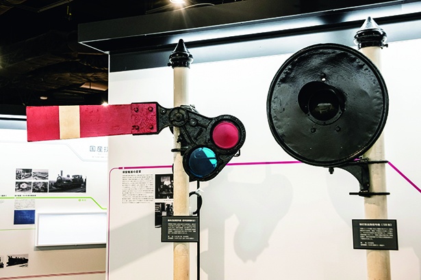腕木式出発信号機 (左) と単灯形出発信号機 (右)