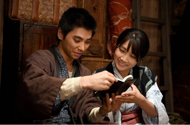 再会を喜ぶすず(松本穂香)と水原(村上虹郎)