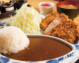 蒲田の名店の味を受け継ぐサクサクのトンカツを、コクのあるカツカレーで堪能！