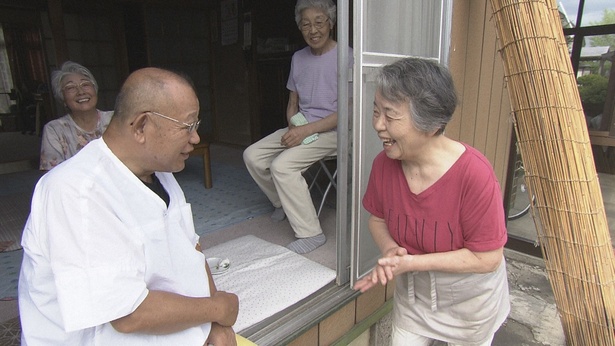 一人旅でも鶴瓶は余裕の表情?