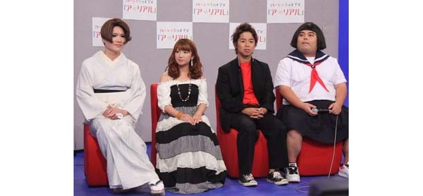 真面目な表情でVTRを見る出演者たち