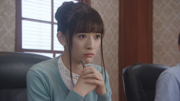 判決を見守る裁判員役の優希美青