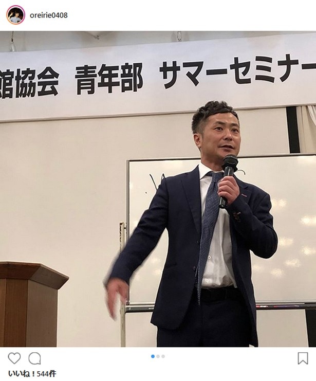 【写真を見る】本人SNSにはビジネスマンとして活動する入江の姿が