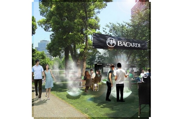 【写真】屋外カフェ「BACARDI MIDPARK CAFE」ではミントの香りがするミストが涼を演出！