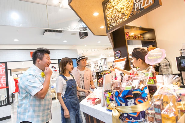 スタッフからメニューの説明を受け、興味津々の様子