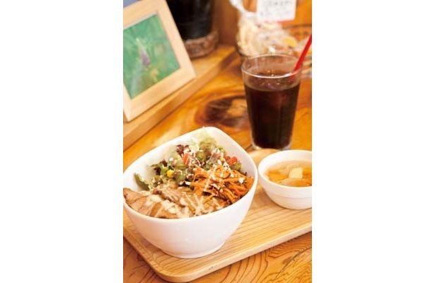 ｢チャーシュー丼｣(700円)は、｢ベーカリーカフェ ブラッサム｣で