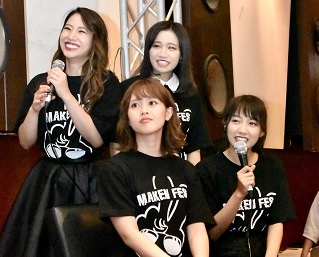 黒木ひかり、元SKE48の竹内舞らグルービーがトークショーを開催
