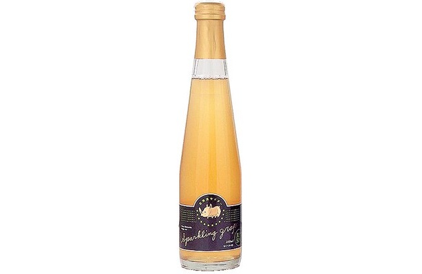 ワイン用のブドウ「セイベル」を贅沢に使った「北海道サイダー スパークリング・グレープ白」（550円）
