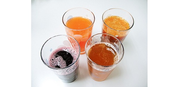 4種類のサイダーを編集部で飲み比べ。グラスに注ぐと表面が泡立ち、炭酸が入っていることが分かる