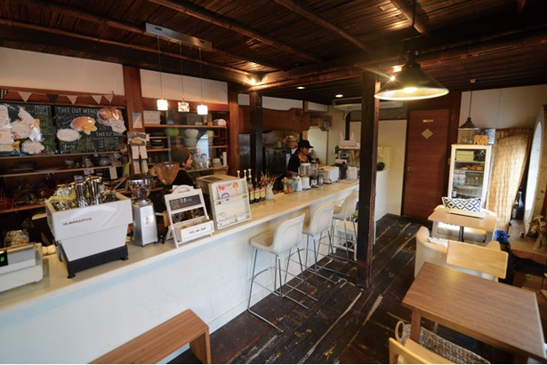 麦屋カフェ / レトロな雰囲気が漂う店内。店は豆田町商店街内にある