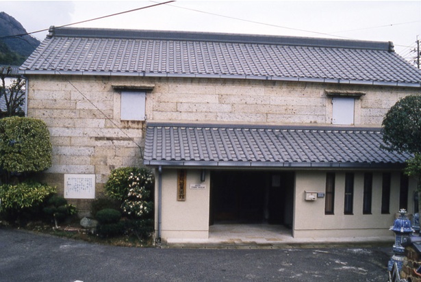 有田陶磁美術館 / 1874年に建てられた石造の焼物倉庫を改築