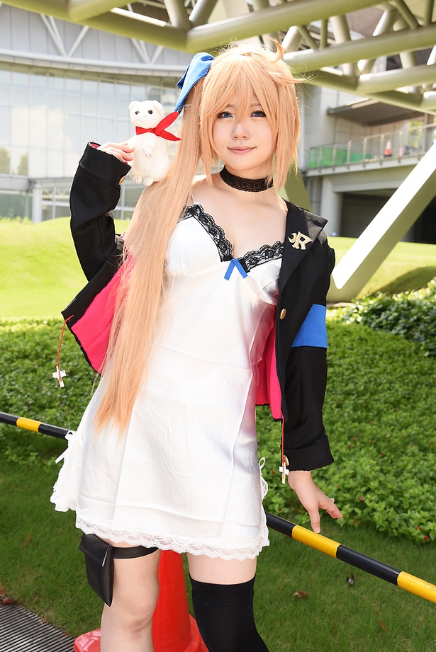 『ドールズフロントライン』のFALに扮する林檎飴さん