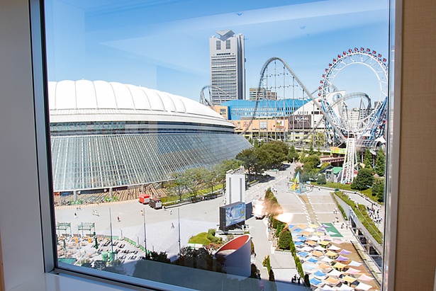 窓からは東京ドームや遊園地「東京ドームシティアトラクションズ」を一望できる