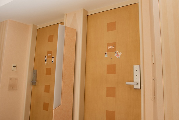 部屋の入り口にもキャラクターのイラストが描かれたシールが貼られている