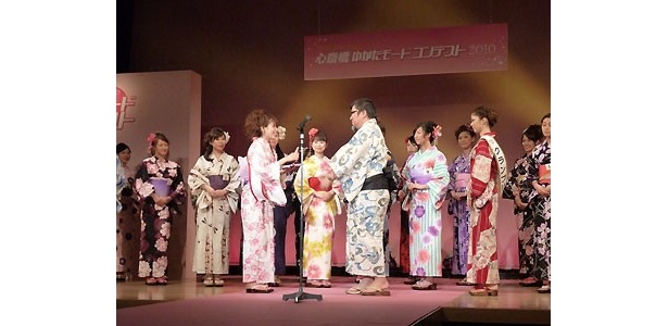 関西ウォーカー賞を受賞した平尾美由紀さんに目録を授与する玉置編集長