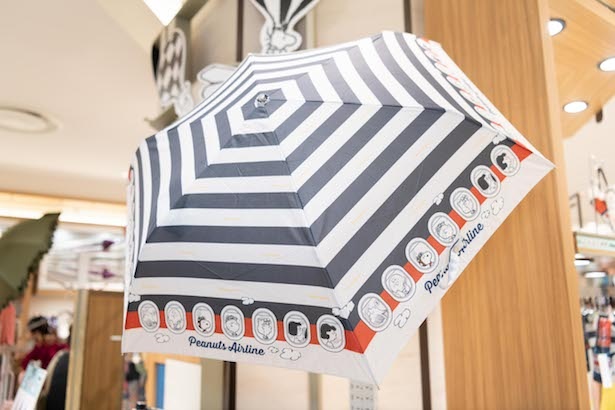 1階のシーズン雑貨売り場で、ハンウェイがピーナッツとコラボした阪急限定のミニ傘(6480円)を販売中※数に限りあり