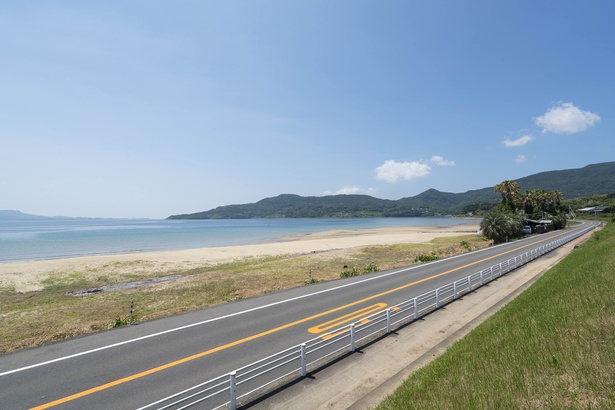 ｢平戸大橋｣から車で約10分、平戸の海を見るシーサイドルートが続く。｢千里ヶ浜海水浴場｣の向かいにある