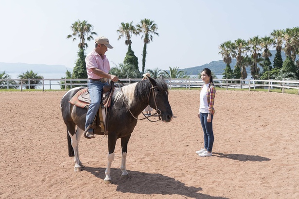 まずはアリーナでの乗馬練習から。馬の乗り降り、手綱の操作などを教えてくれ、所要5分ほど