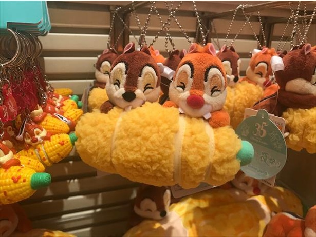 縁日を楽しむチップとデールがデザインされている