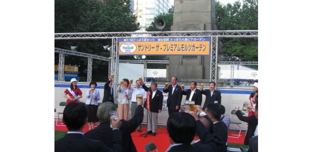 17：30に行われたオープンセレモニーの様子。５丁目会場で行われた。