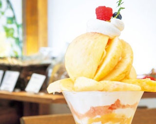 夏が終わる前に行くべし！旬の期間限定“桃パフェ”があるお店7選