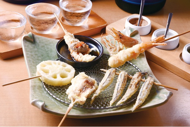 天串-魚串 ひさご / 「天串5本」(1200円)、「飲み比べセット」(1000円)。仕入れで内容が変わる天ぷらは、店内の黒板に記されている。日本酒は15種類ほどのなかから3種類選べる