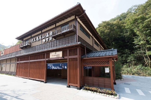 京王高尾山温泉 / 極楽湯の外観。木の温もり漂う施設でゆったりくつろげる