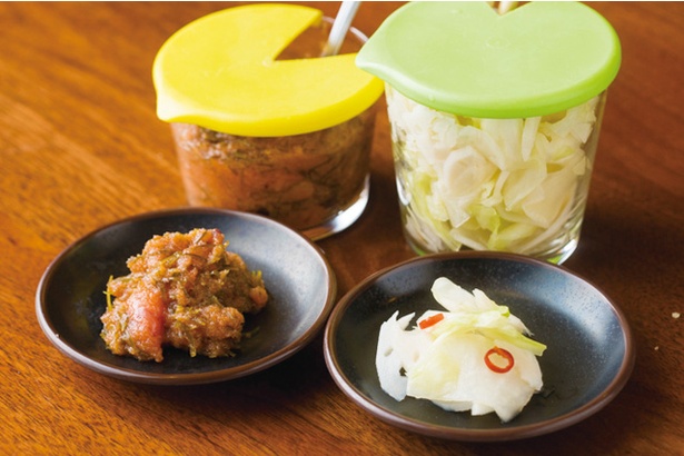 博多天ぷら たかお キャナルシティ店 / 卓上の総菜は昆布明太と浅漬け。明太子は熟成した真子を使用