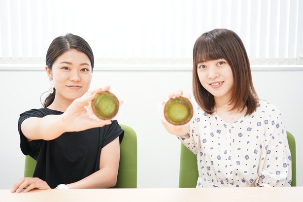 達知(左)「抹茶大好きだから、食べるのがとっても楽しみです♪」、栗本(右)「香りもいい！はやく食べたいな(笑)」