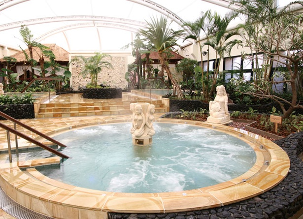 筑紫野温泉 Amandi / ジャグジー風呂をはじめリゾート感満載のバリ風風呂は6種。南国の楽園をイメージした豊かな緑の木々も開放感を高めてくれる